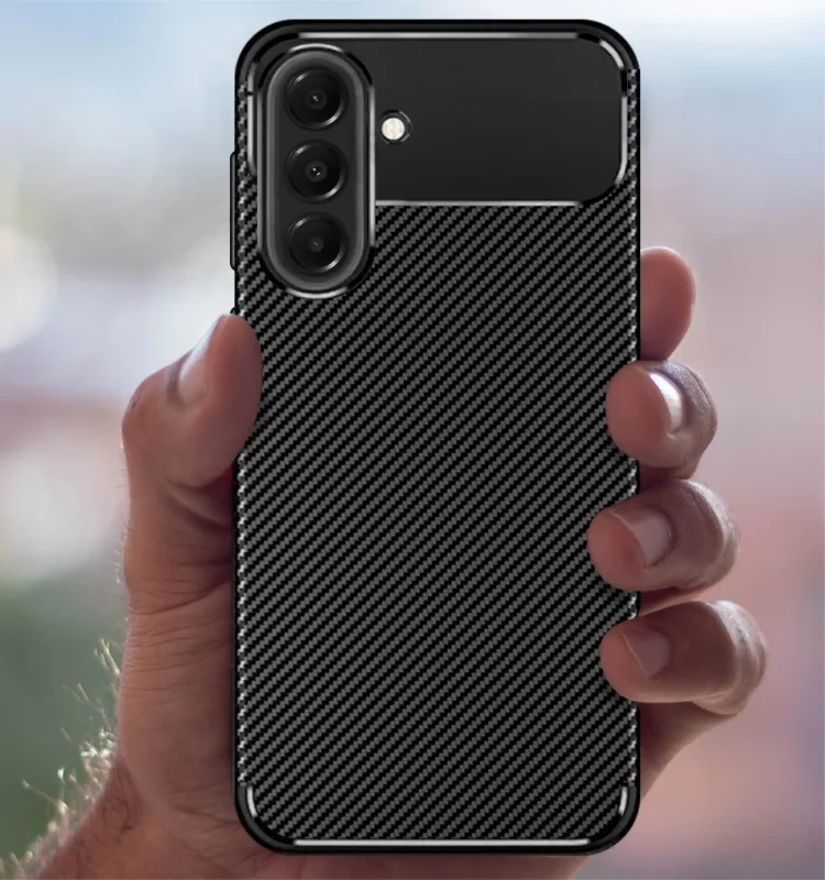 Czarne etui Carbon do Samsung Galaxy S26 FE trzymane w dłoni