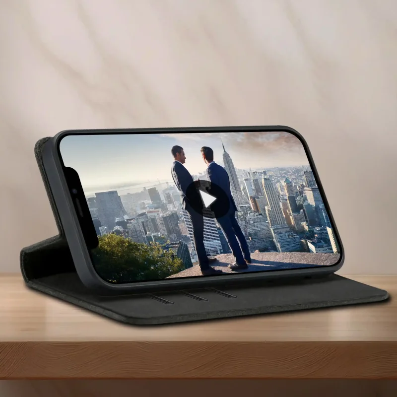 Czarne etui z klapką do iPhone 11 ustawione jako stojak do oglądania filmu na telefonie