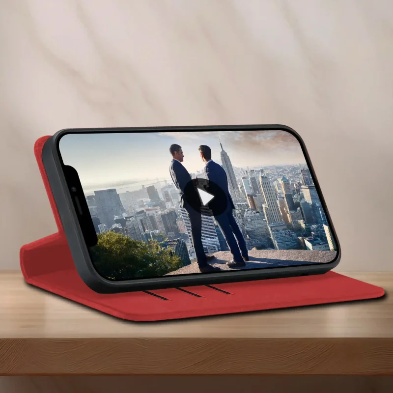 Czerwone etui z klapką do iPhone 11 ustawione jako stojak do oglądania filmu na telefonie
