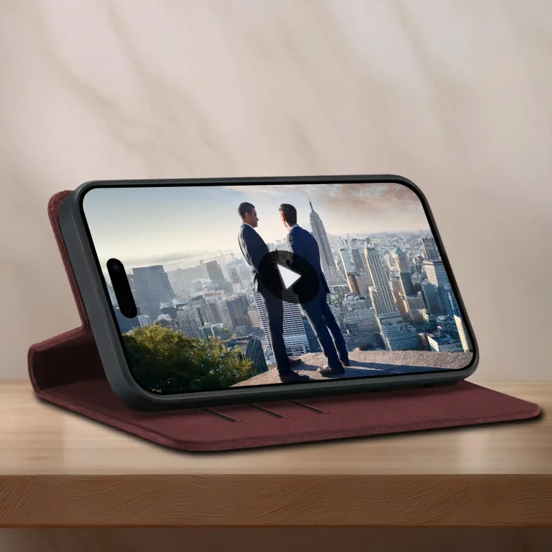Bordowe etui z klapką do iPhone 15 ustawione jako stojak do oglądania filmu na telefonie