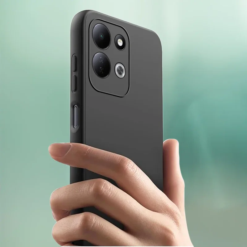 Xiaomi Redmi 17 4G | 5G w czarnym matowym etui KrainaGSM trzymanym w dłoni