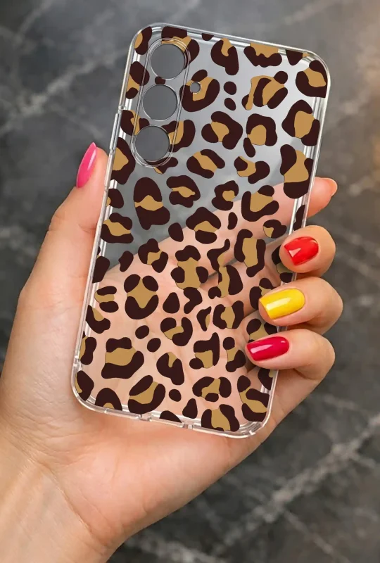 Przezroczyste etui do Samsung Galaxy M15 5G z brązowo-beżowym motywem panterki prezentowane w dłoni