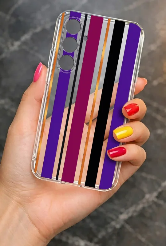 Przezroczyste etui do Samsung Galaxy A15 5G z fioletowo-burgundowym wzorem pasów prezentowane w dłoni