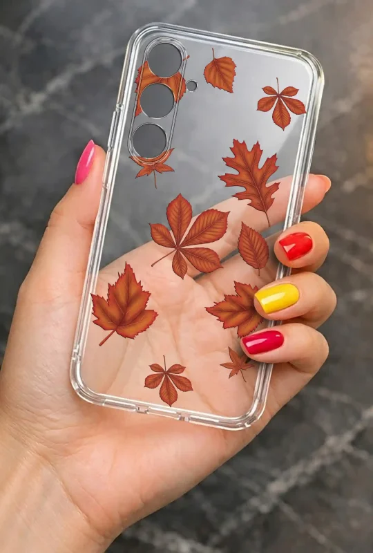 Przezroczyste etui do Samsung Galaxy M35 5G z jesiennym motywem kolorowych liści prezentowane w dłoni