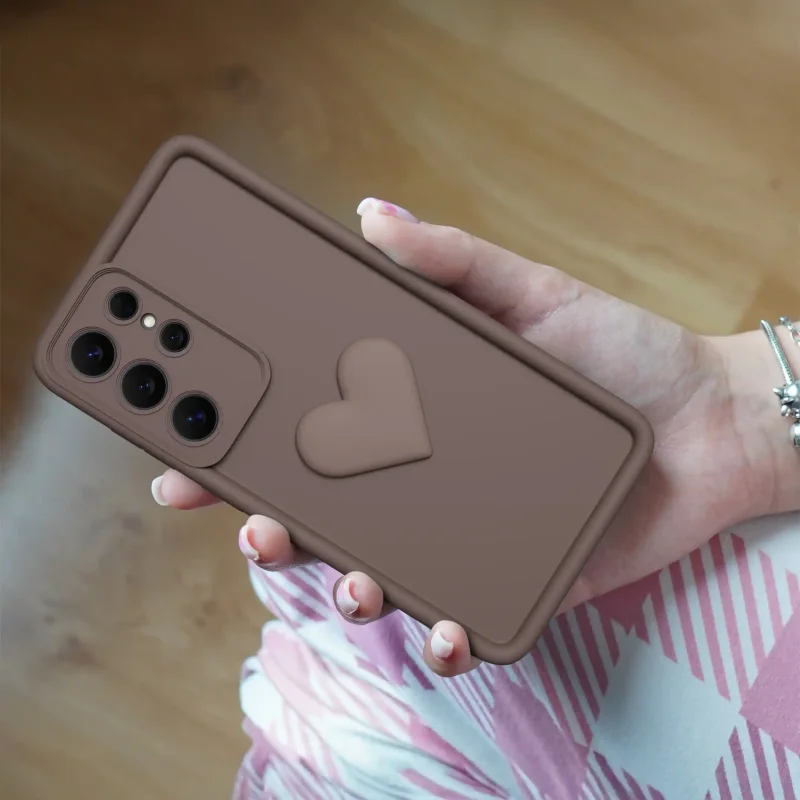 Brązowe etui z sercem do Samsung Galaxy S25 Ultra trzymane w dłoni
