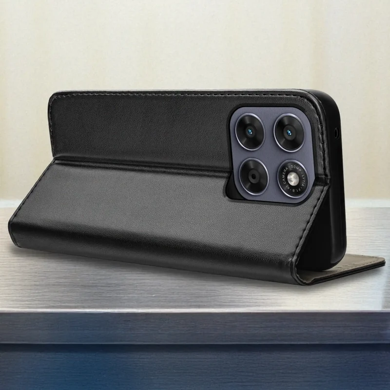 Etui magnetyczne czarne do Motorola Moto G67 | G77 5G w pozycji stojaka, prezentujące możliwość komfortowego korzystania z multimediów bez trzymania telefonu