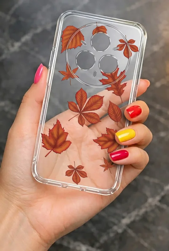 Przezroczyste etui do Realme 14 Pro+ Plus 5G z motywem jesiennych liści prezentowane w dłoni