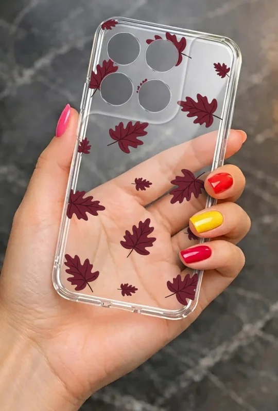 Przezroczyste etui do Motorola Moto G37 z jesiennym motywem bordowych liści prezentowane w dłoni