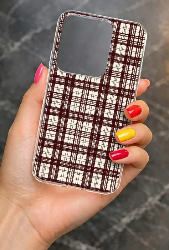 Przezroczyste etui do Motorola Edge 50 Neo z bordowym wzorem w kratę prezentowane w dłoni