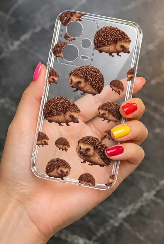 Przezroczyste etui do Xiaomi Redmi Note 12 5G z motywem jeży prezentowane w dłoni