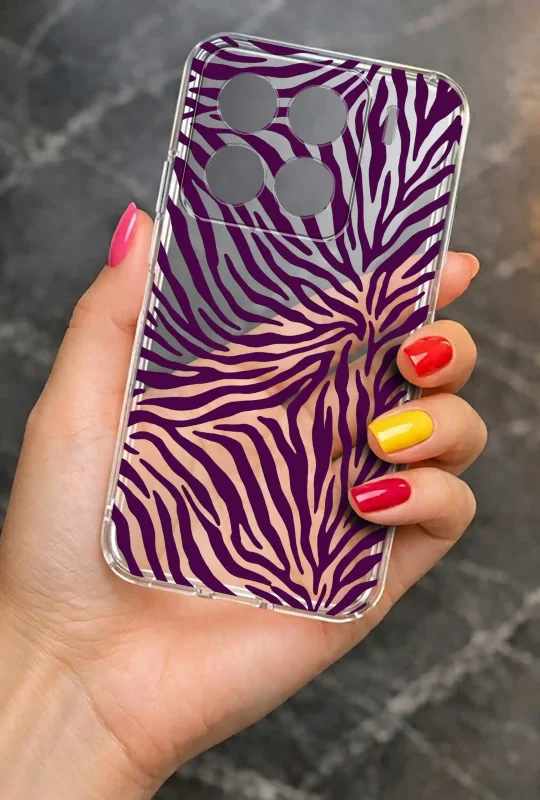 Przezroczyste etui do Xiaomi 15 z fioletowym wzorem zebry prezentowane w dłoni