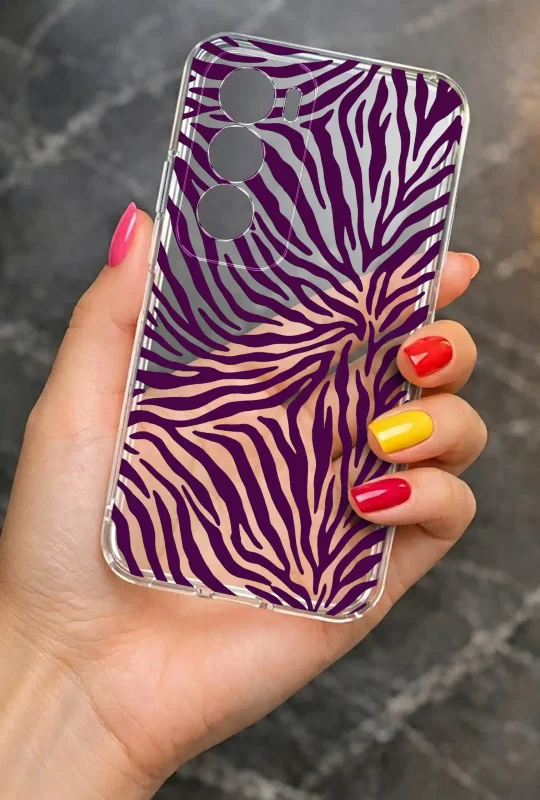 Przezroczyste etui do Oppo Reno 12 Pro 5G z fioletowym wzorem zebry prezentowane w dłoni