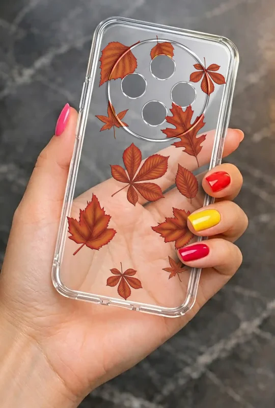 Przezroczyste etui do Oppo Reno 12 F | 12 FS 4G | 5G z motywem jesiennych liści prezentowane w dłoni