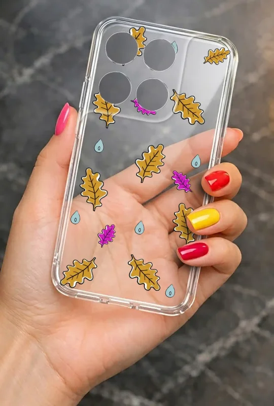 Przezroczyste etui do Motorola Moto G67 | G77 5G z jesiennym motywem liści i kropli deszczu prezentowane w dłoni