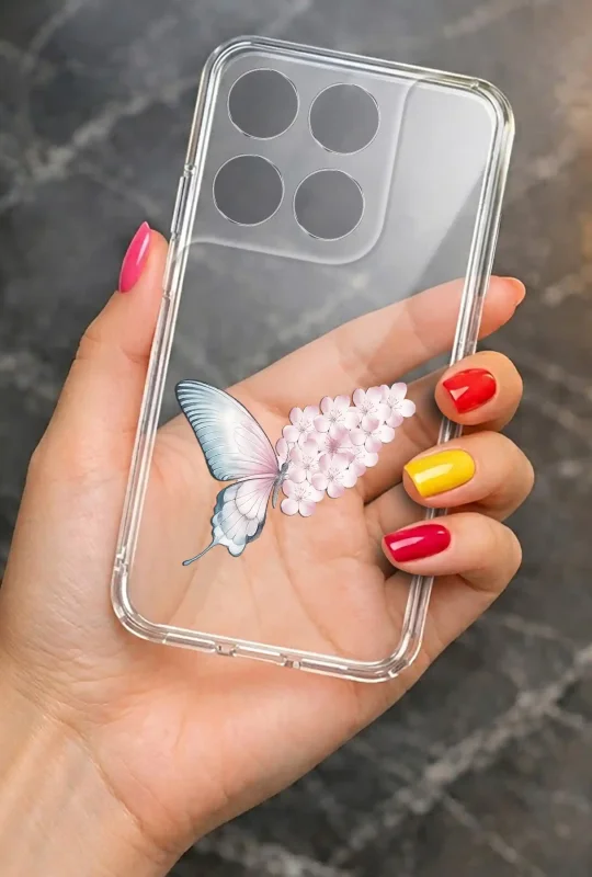 Przezroczyste etui do Motorola Moto G67 | G77 5G z motylem i różowymi kwiatami prezentowane w dłoni