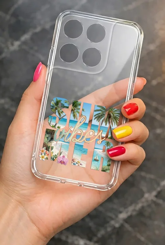 Przezroczyste etui do Motorola Moto G67 | G77 5G z wakacyjnym wzorem SUN VIBES prezentowane w dłoni