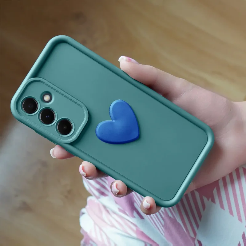 Zielono-granatowe etui z sercem do Samsung Galaxy A16 4G | A16 5G trzymane w dłoni