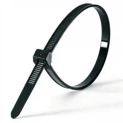Czarna opaska zaciskowa 4,8 × 300 mm uformowana w pętlę, zbliżenie na ząbkowanie i głowicę zaciskową