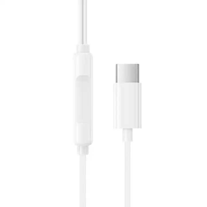 Zbliżenie na wtyczkę USB-C oraz kontroler z mikrofonem i przyciskiem sterującym słuchawek Borofone BM100