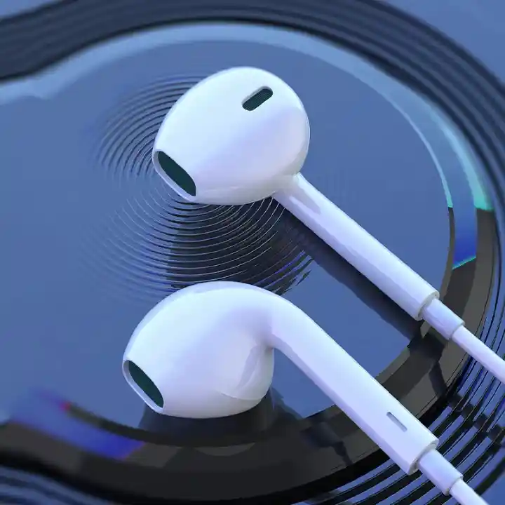 Zbliżenie na białe słuchawki douszne Borofone BM100 Fuente USB-C na tle głośnika