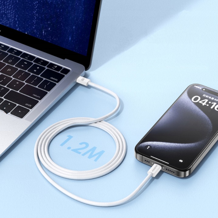 Kabel Foneng X110 USB-C do USB-C 1,2 m podłączony do laptopa i smartfona podczas ładowania