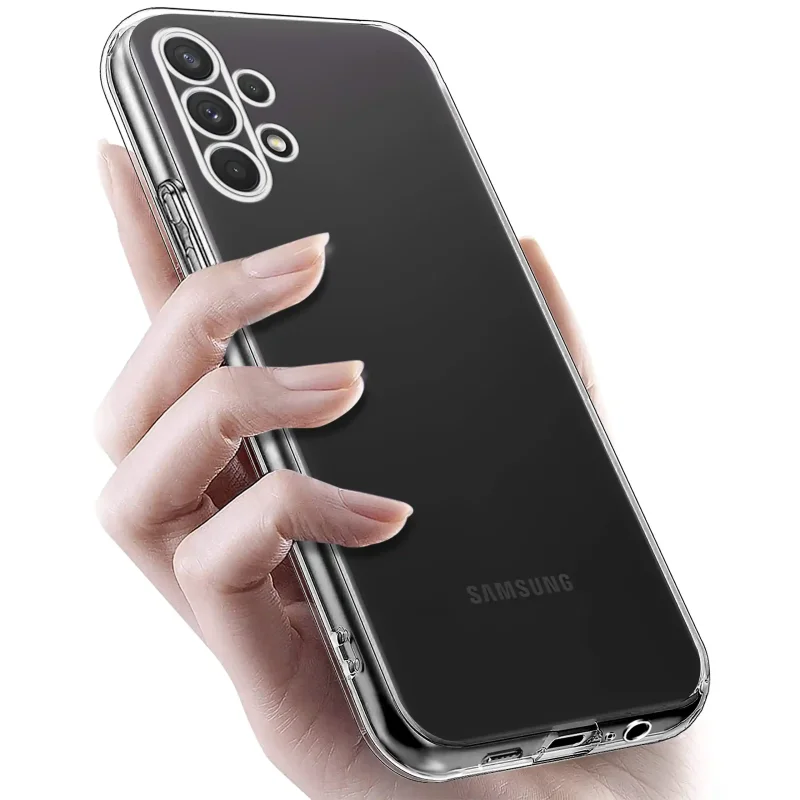 Samsung Galaxy A32 4G w bezbarwnym etui 2 mm trzymany w dłoni