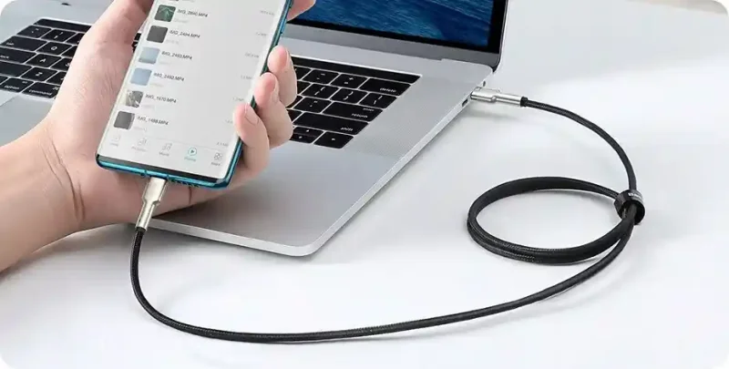 Kabel Baseus USB-C – USB-C 100W podłączony do smartfona i laptopa podczas przesyłania danych