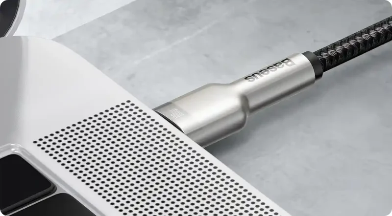 Kabel Baseus Cafule 100W z metalową końcówką USB-C i plecionym przewodem podłączonym do laptopa