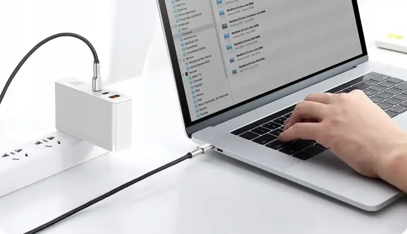 Kabel Baseus USB-C – USB-C 100W 1 m podłączony do ładowarki sieciowej i laptopa
