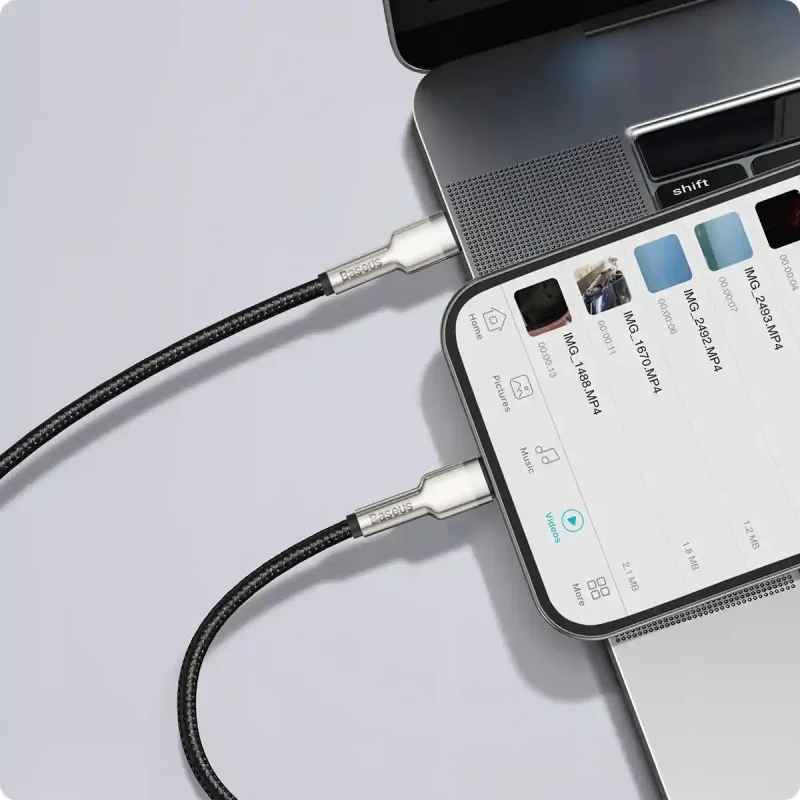 Kabel Baseus USB-C – Lightning podłączony do laptopa i iPhone'a podczas przesyłania danych