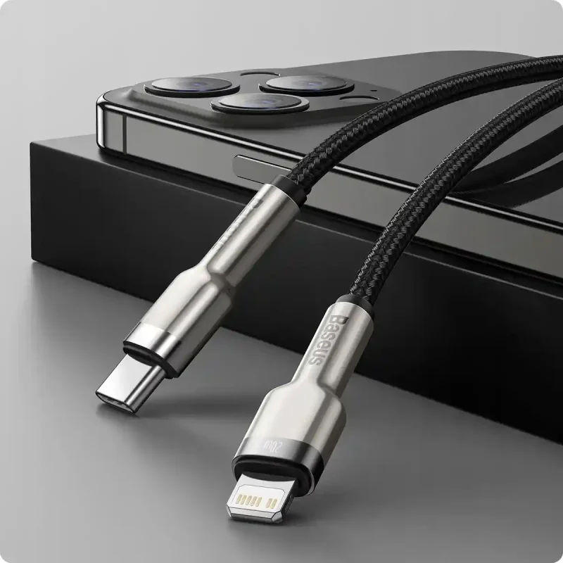 Kabel Baseus USB-C – Lightning podłączony do laptopa i iPhone'a podczas przesyłania danych