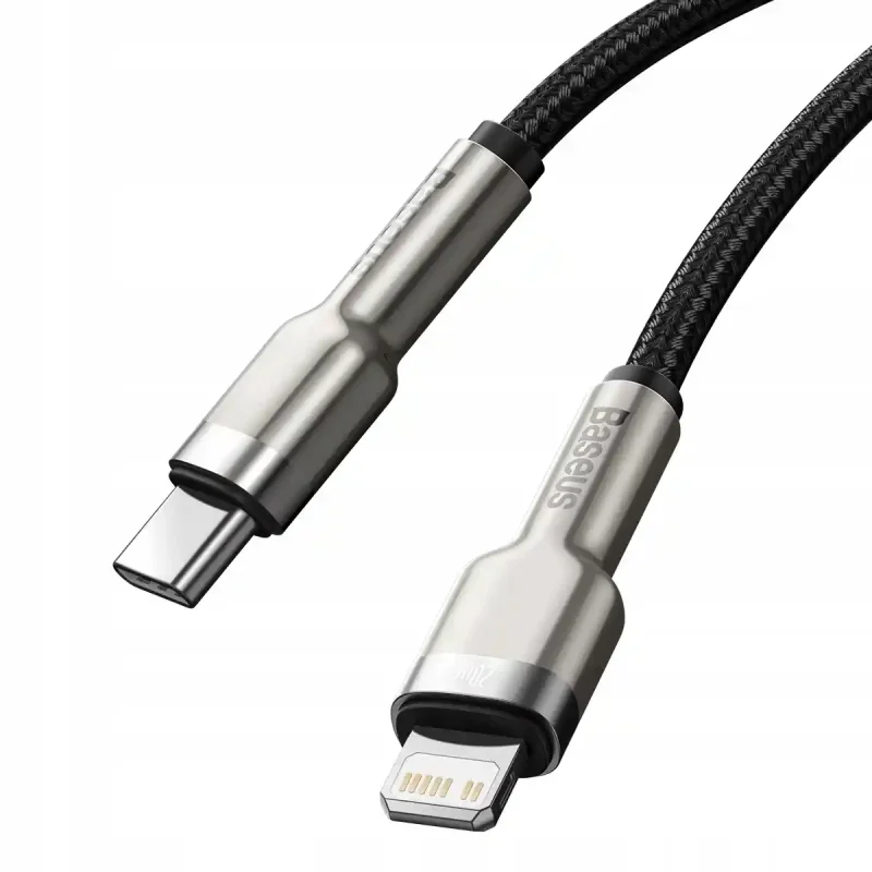Metalowe końcówki USB-C i Lightning kabla Baseus 20W z czarnym oplotem na białym tle