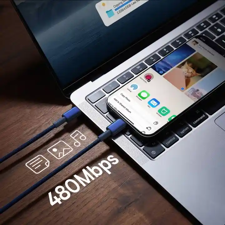 Kabel Baseus USB-C – USB-C 100W podłączony do laptopa i smartfona podczas przesyłania danych 480 Mb/s