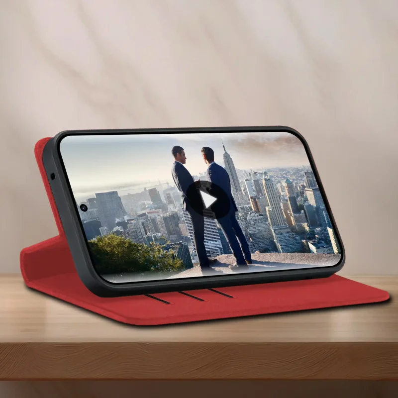 Czerwone etui z klapką do Motorola Edge 70 Fusion ustawione jako stojak do oglądania filmu na telefonie