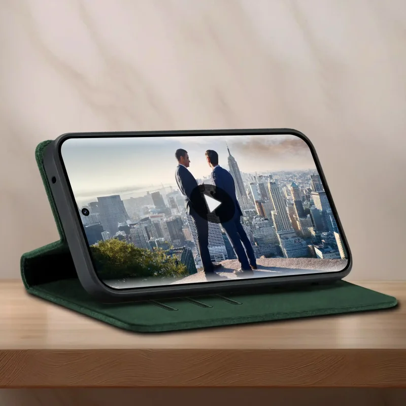 Zielone etui z klapką do Motorola Edge 70 Fusion ustawione jako stojak do oglądania filmu na telefonie