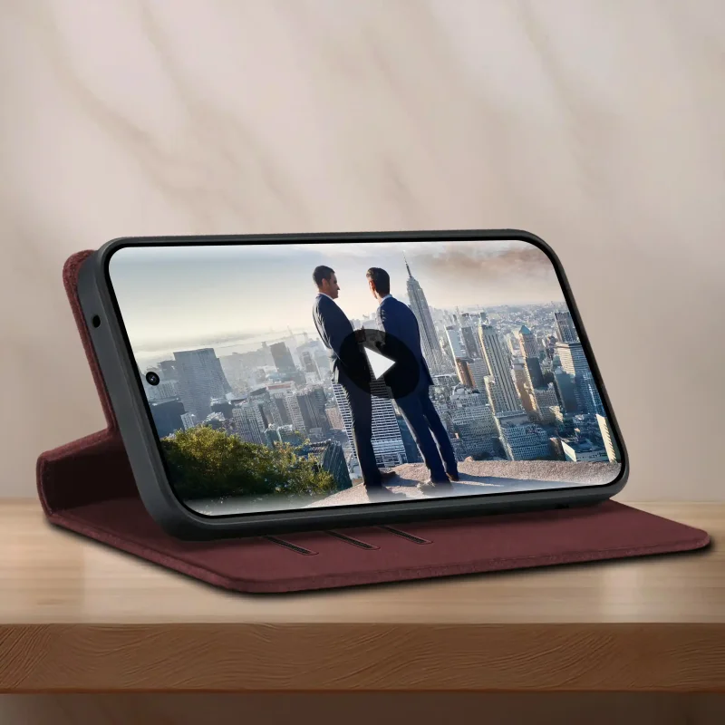 Bordowe etui z klapką do Motorola Edge 70 Fusion ustawione jako stojak do oglądania filmu na telefonie