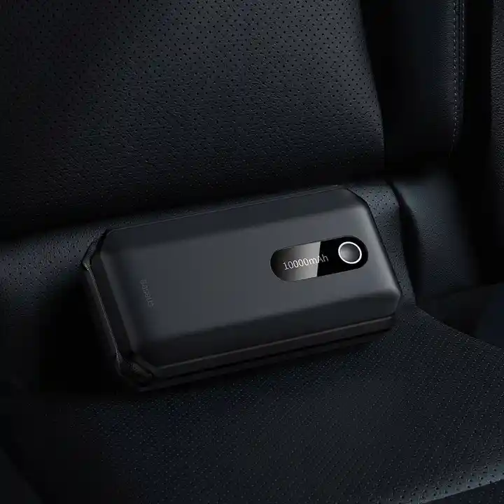 Powerbank rozrusznik samochodowy Baseus 10000 mAh 1000A w czarnej obudowie na siedzeniu samochodu