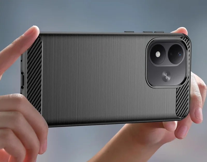 Czarne etui Carbon do Xiaomi Redmi Note 17 4G i 5G trzymane poziomo w dłoniach, widoczna prążkowana powierzchnia i osłona aparatu