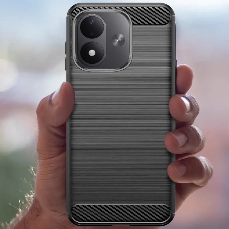 Czarne etui Carbon do Xiaomi Redmi Note 17 4G i 5G trzymane w dłoni, z prążkowanymi pleckami i wzorem włókna węglowego