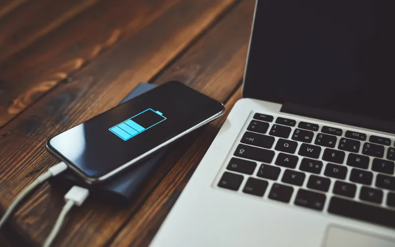 Ładowanie telefonu powerbank