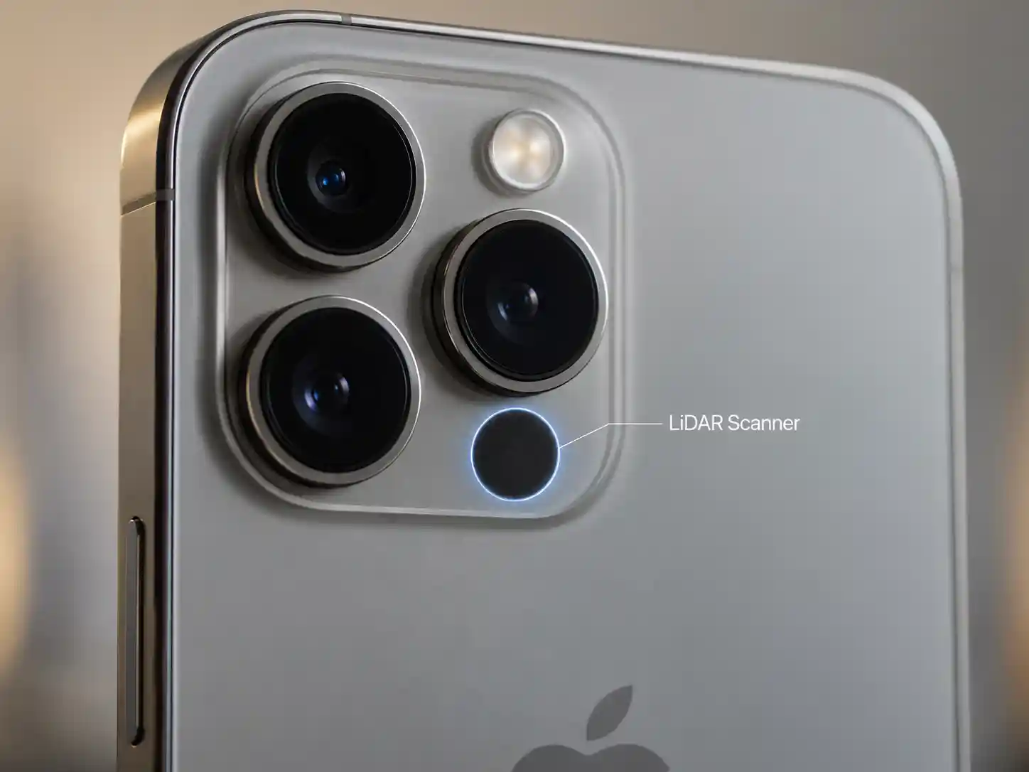 Zbliżenie wyspy aparatów iPhone’a Pro z zaznaczonym położeniem skanera LiDAR