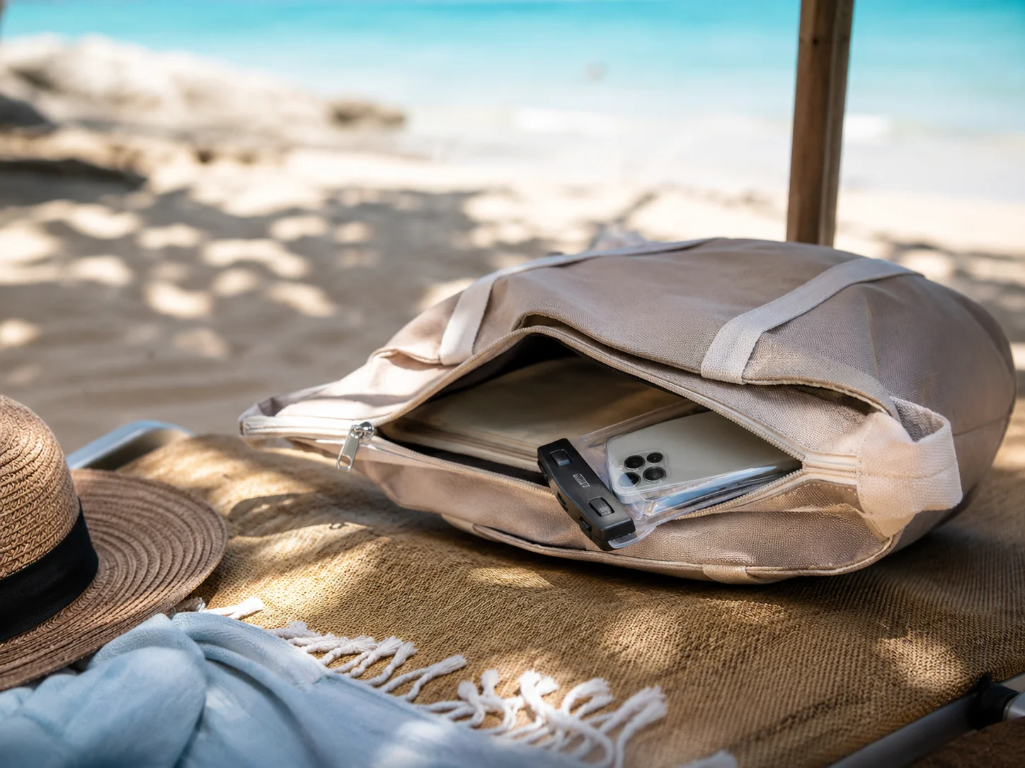Bezpieczne przechowywanie telefonu na plaży i basenie