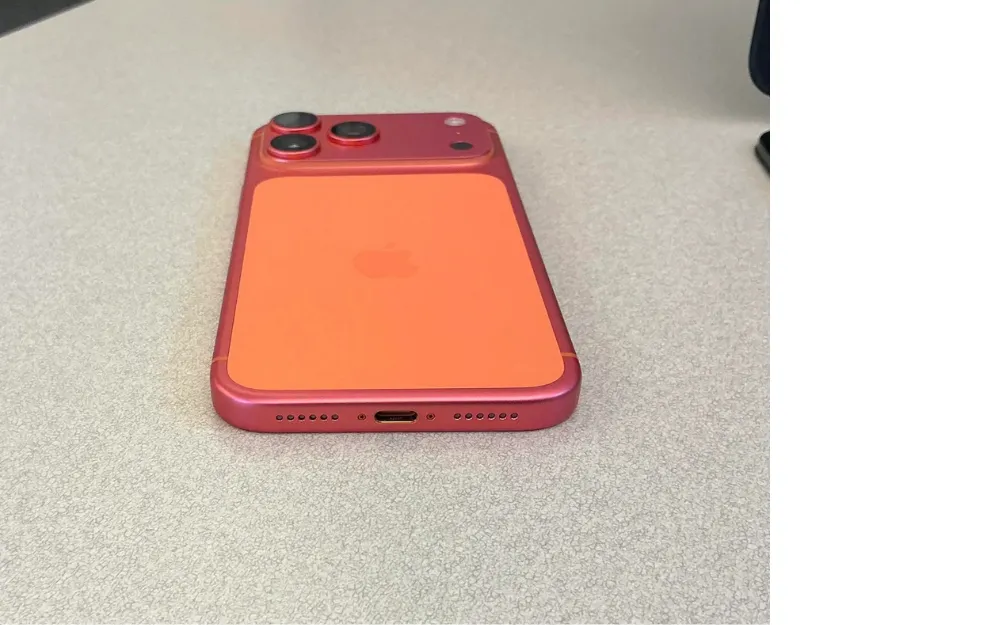 Pomarańczowy iPhone 17 Pro i Pro Max zmienia kolor na różowy