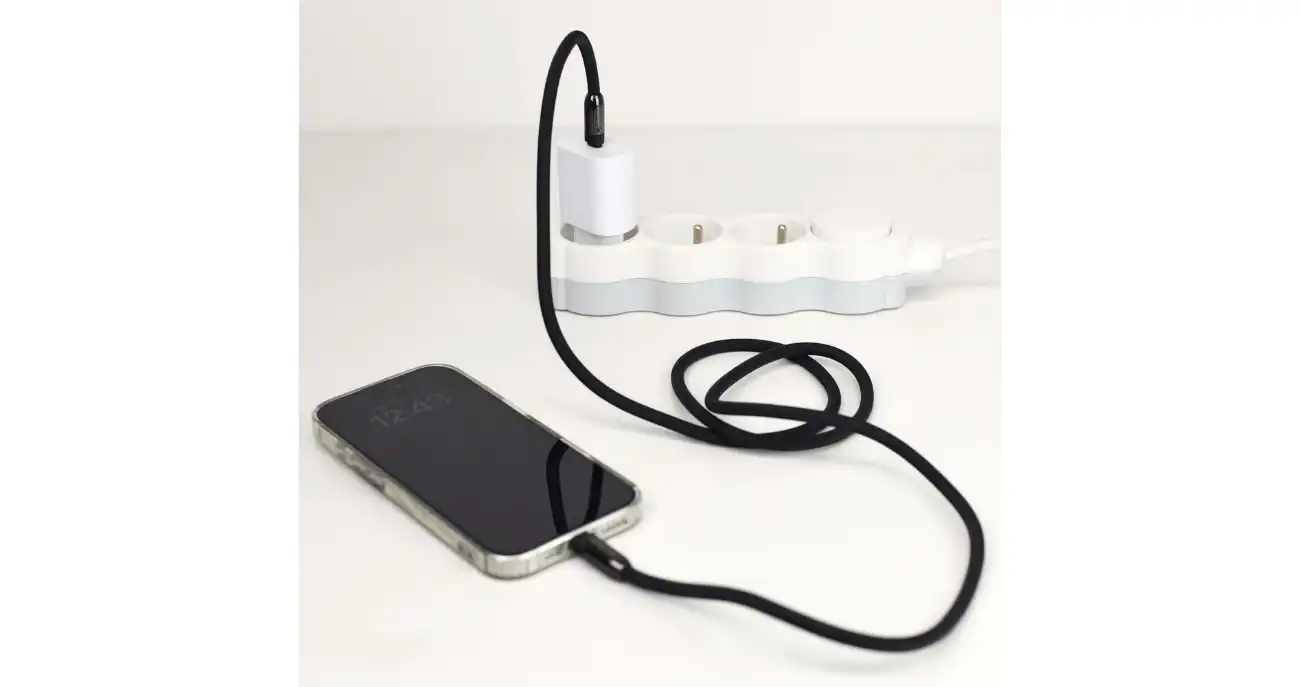 Smycz na telefon z kablem do ładowania