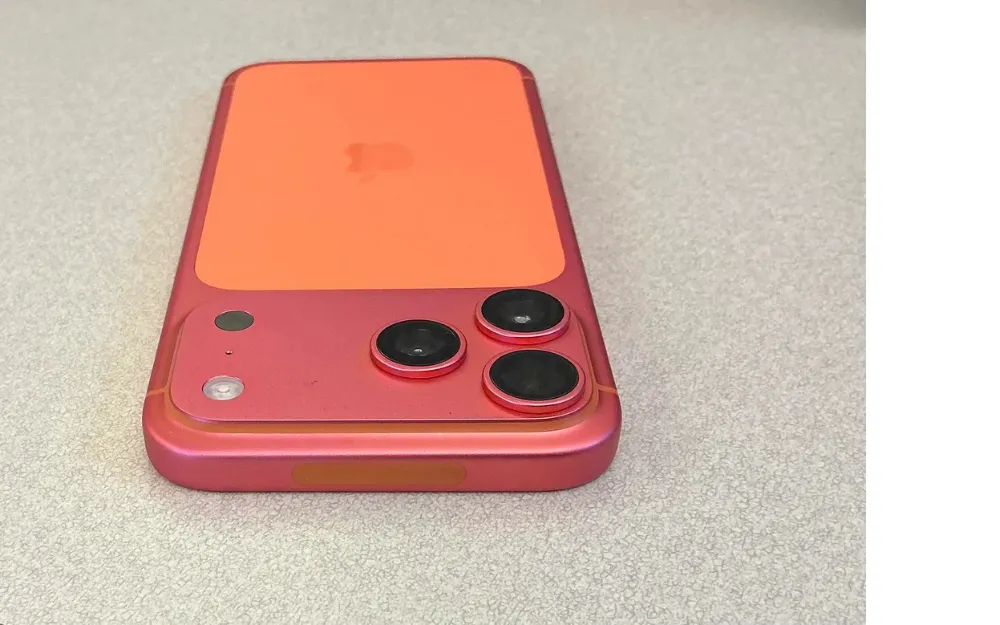 Pomarańczowy iPhone 17 Pro i Pro Max zmienia kolor na różowy
