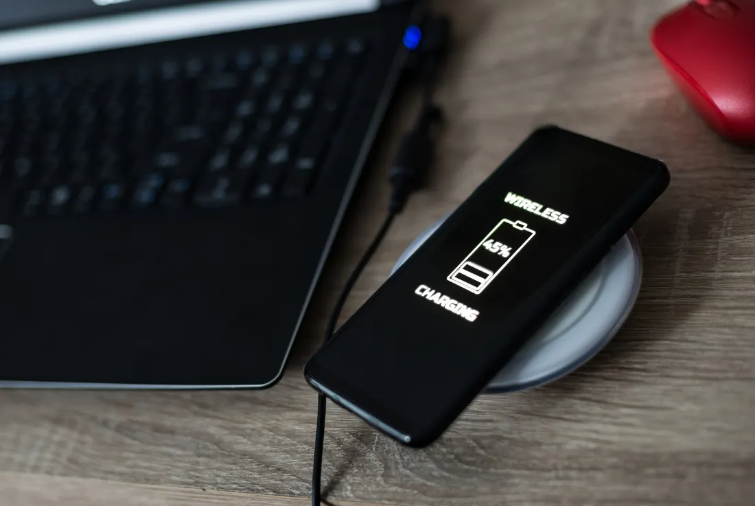 Ładowanie indukcyjne telefonu